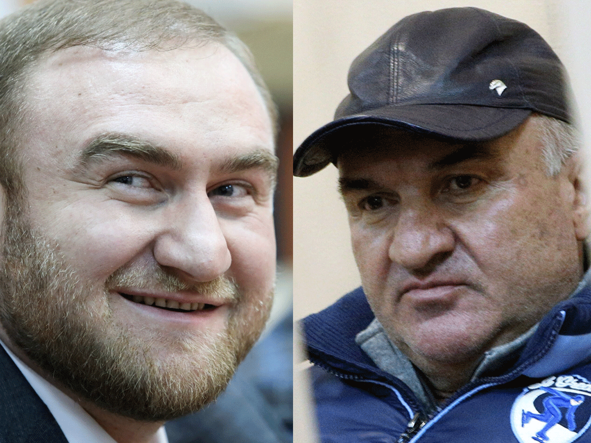 В конце декабря Рауфа Арашукова (слева на фото) и его отца Рауля приговорили к пожизненному заключению. Коллегия присяжных признала их виновными в организации двух убийств (ст. 105 УК). Как установил суд, экс-сенатор Рауль Арашуков организовал убийства зампреда молодежного движения «Адэге-Хэсэ» Аслана Жукова и советника президента КЧР Фраля Шебзухова, чтобы скрыть хищение газа на 4,4 млрд руб. у структур «Газпрома» его отцом. Обвиняемые не признали вину. 