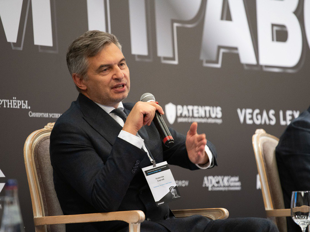 На форуме выступит и Сергей Ковалев, который с 2017 года возглавляет КА «Ковалев, Тугуши и партнеры». Эксперт провел более 1000 успешных процессов в судах всех инстанций РФ. Участвовал в подготовке позиции для Высокого суда Лондона, судов Швейцарии и Нидерландов, а также отечественных и зарубежных арбитражных центров. Сейчас — арбитр в Шанхайской арбитражной комиссии.
