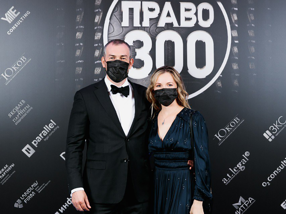 В 2020-м к смокингам и шикарным платьям добавился еще один аксессуар — маска. 