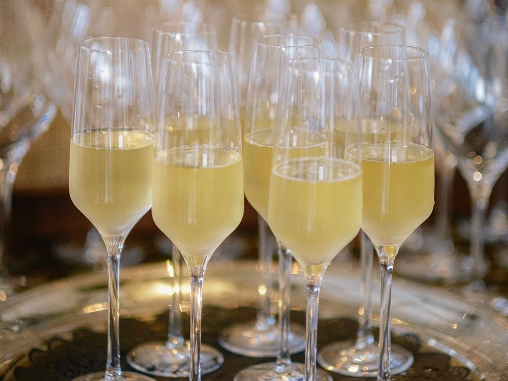 Чтобы помочь расслабиться после перелета и настроиться на приятный вечер в компании коллег, для гостей подготовили незаменимое игристое.