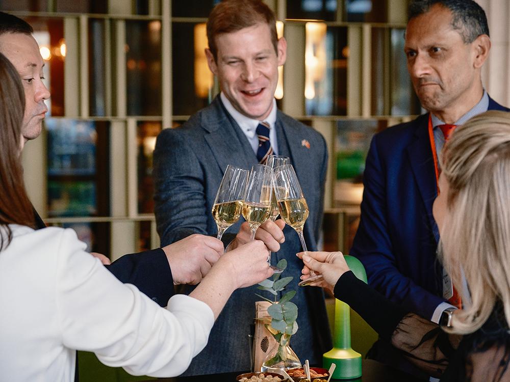 Мероприятие в другой стране — прекрасный повод исследовать новое место и увидеться со старыми знакомыми...