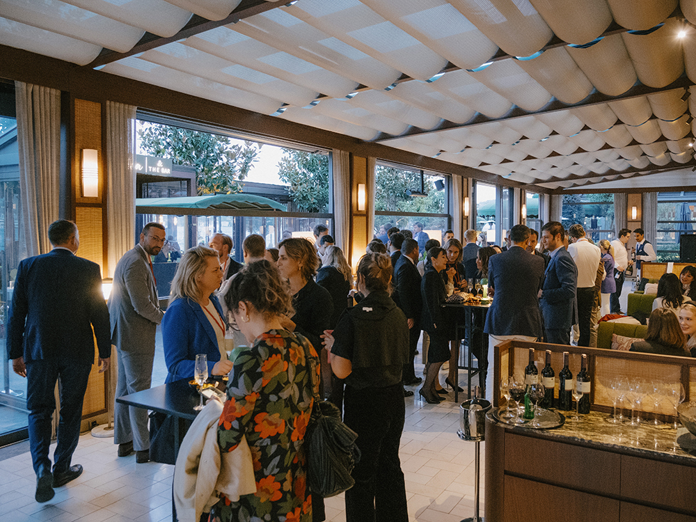 На протяжении вечера число гостей увеличивалось, а разговоры становились все активнее. 