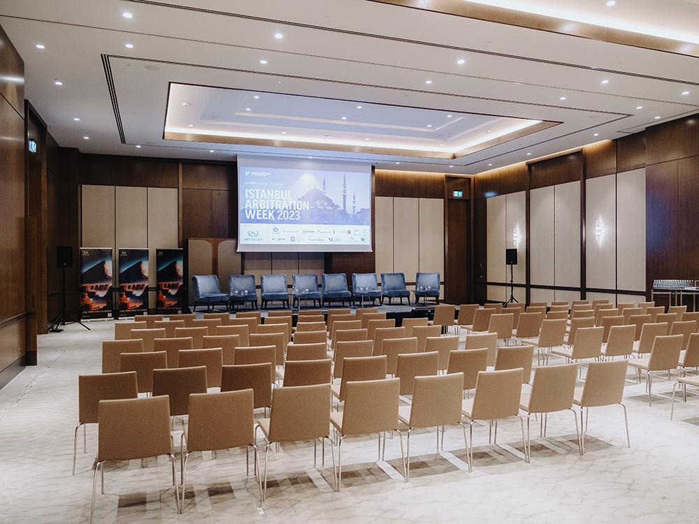 Настал второй день мероприятий в рамках стамбульской недели арбитража. Зал готов принять спикеров и участников business day. 