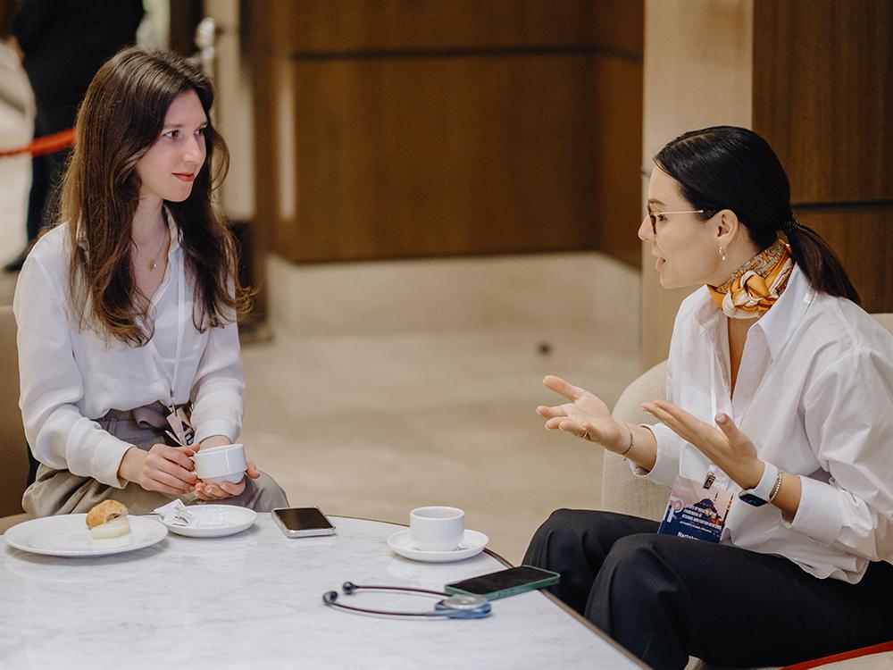 Обязательный ритуал в перерыве между сессиями — обсудить речи экспертов и дискуссии, а также поделиться впечатлениями от выступлений за чашкой кофе... 