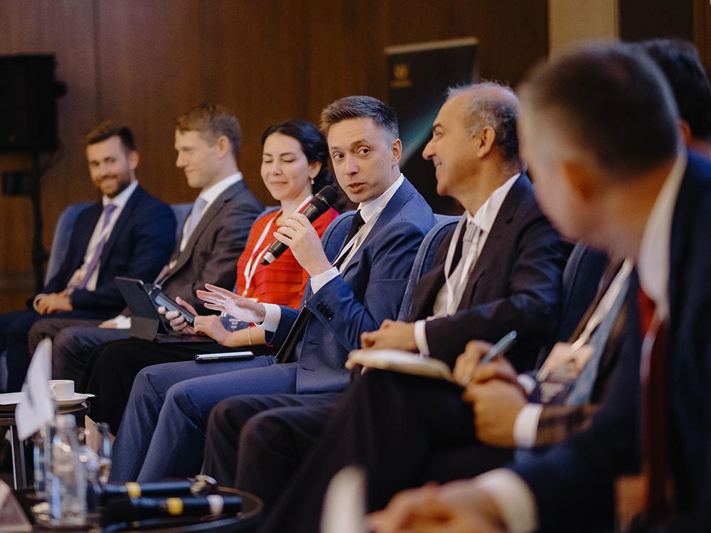 На старт, внимание, марш! Business day от Право.ru стартовал с делового завтрака, посвященного международному арбитражу. Модератор сессии Денис Алмакаев, партнер, глава практики международных споров LEVEL Legal Services приветствует спикеров и задает вектор мероприятия.