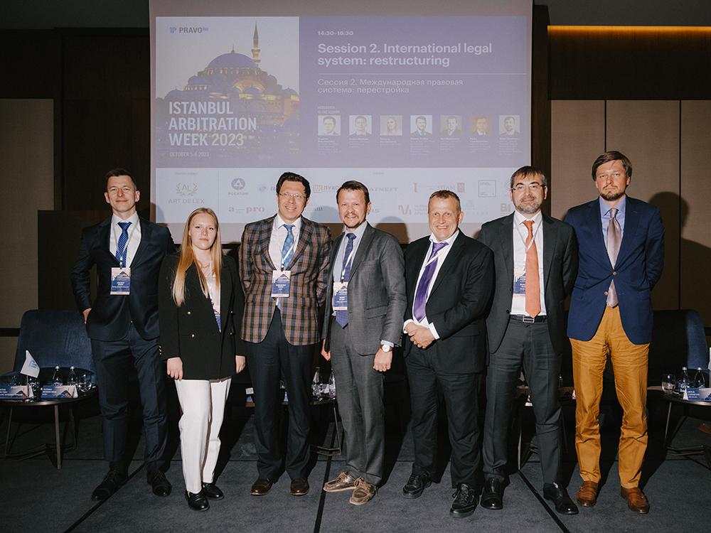 По завершении деловой части программы в лучших традициях — совместное фото спикеров, аплодисменты и улыбки. А еще, конечно, трепетное ожидание встречи в Стамбуле на мероприятиях Право.ru 2024! 