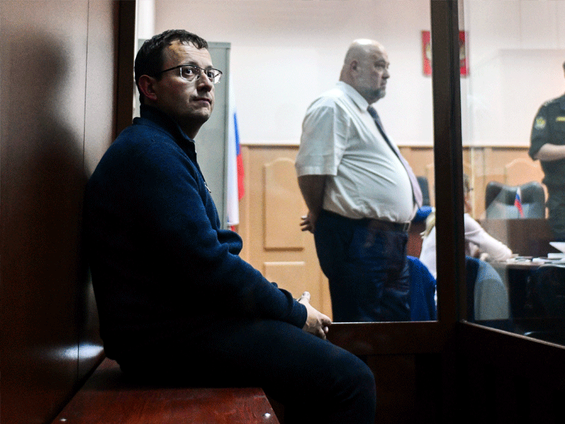 Осенью Черемушкинский районный суд Москвы приговорил к восьми годам и шести месяцам колонии общего режима Анатолия Кайро, экс-члена совета директоров компании «Рольф». Суд посчитал полностью доказанной вину топ-менеджера в незаконном выводе за границу около 4 млрд руб. в составе группы лиц (ст. 193.1 УК). Организатором аферы следствие считает создателя «Рольфа» — экс-депутата Госдумы Сергея Петрова, находящегося в розыске. Фотограф: Игорь Иванко / агентство «Москва»