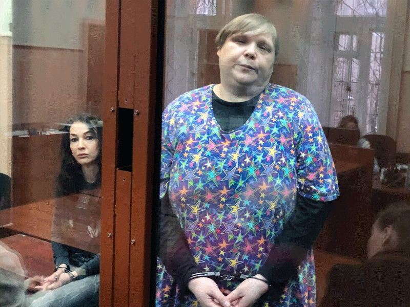 Басманный райсуд Москвы приговорил администратора телеграм-канала «Адские бабки» Александру Баязитову к пяти годам заключения. Ее подельнице, медиатехнологу Ольге Архаровой, назначили четыре с половиной года реального срока. Обвинение вменяло им вымогательство денег у старшего вице-президента «Промсвязьбанка» Александра Ушакова (п. «б» ч. 3 ст. 163 УК) и запрашивало 14 лет колонии. По мнению следствия, Баязитова и Архарова требовали 1,2 млн руб. за блокировку негативной информации. Фото: Василий Кузьмиченок / агентство «Москва»