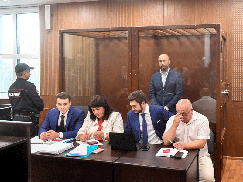 Симоновский райсуд Москвы приговорил экс-владельца Антипинского нефтеперерабатывающего завода (принадлежал нефтяной группе «Новый поток») Дмитрия Мазурова к десяти годам колонии строгого режима. Бизнесмена признали виновным в особо крупном мошенничестве (ч. 4 ст. 159 УК), особо крупной растрате (ч. 4 ст. 160 УК) и причинении тяжкого вреда здоровью (ч. 3 ст. 111 УК). По решению суда осужденный должен выплатить потерпевшим (Сбербанку) 21 млрд руб. Фото: Сергей Киселев / агентство «Москва»