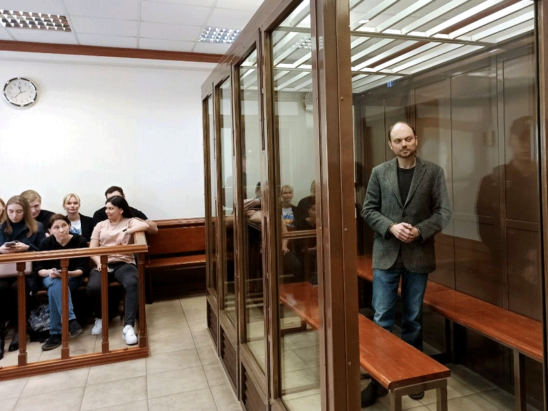 Весной прошлого года Мосгорсуд приговорил общественного деятеля и публициста Владимира Кара-Мурзу (Минюст считает его иноагентом) к 25 годам колонии строгого режима по делу о госизмене, распространении ложной информации о российской армии и руководстве нежелательной организацией. Кроме того, осужденному запретили заниматься журналистикой в течение семи лет. Сам процесс по делу о госизмене шел в закрытом режиме. Фото: vk.com/moscowcourt