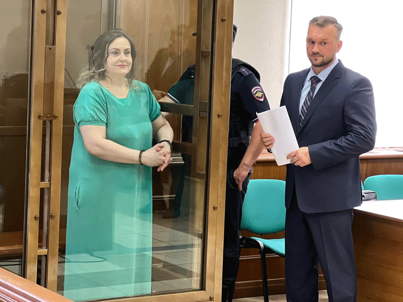 Московский городской суд приговорил к девяти годам колонии общего режима экс-судью Арбитражного суда Москвы Елену Кондрат, жену экс-замгенпрокурора Ивана Кондрата. Ее обвинили в посредничестве при передаче коллеге взятки, чтобы та исключила несколько физлиц и компаний из числа подлежащих субсидиарной ответственности (ч. 4 ст. 291.1 УК). Кроме того, на Кондрат наложили штраф в размере около 80 млн руб. Обвинение запрашивало бывшей судье изначально одиннадцать с половиной лет колонии. Фото: t.me/moscowcourts