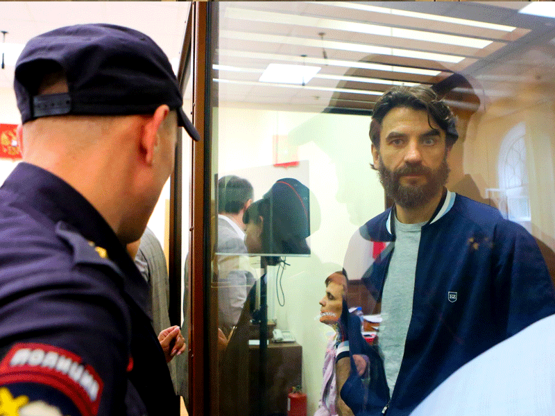 В конце года Преображенский районный суд Москвы приговорил к 12 годам лишения свободы в колонии строгого режима и штрафу в 80 млн руб. бывшего министра «Открытого правительства» Михаила Абызова. Его признали виновным в организации преступного сообщества и попытке похитить средства «Сибэко» и «РЭС» на 4 млрд руб. При этом гособвинитель запрашивал для экс-чиновника девятнадцать с половиной лет колонии. Фото: Софья Сандурская / агентство «Москва»
