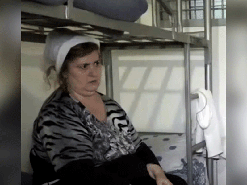 Летом Ахматовский районный суд Грозного признал жену бывшего члена Верховного суда Чечни Сайди Янгулбаева Зарему Мусаеву виновной в совершении насилия над представителем власти и мошенничестве. Первая инстанция приговорила ее к пяти с половиной годам колонии общего режима. В дальнейшем апелляция сократила срок лишения свободы до пяти лет и решила перевести обвиняемую в колонию-поселение. Ее муж связывал это уголовное дело с оппозиционной деятельностью их сыновей. Фото: youtube.com/@Grozny_inform