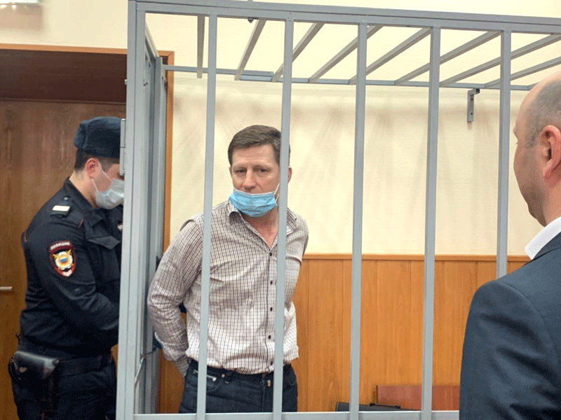 Весной Люберецкий городской суд на выездном заседании в Мособлсуде огласил приговор по уголовному делу экс-губернатора Хабаровского края Сергея Фургала и трех его сообщников. Их присяжные признали виновными в двух заказных убийствах и покушении. Фургалу назначили 22 года лишения свободы в колонии строгого режима, а другим фигурантам — от девяти с половиной лет до 21 года заключения. Вину Фургал не признал, а его адвокаты обратили внимание на множество нарушений в деле. Фото: vk.com/moscowcourt
