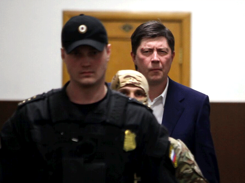 Единственное в подборке дело, по которому суд еще не вынес приговор. Бывших топ-менеджеров банка «Югра», включая экс-владельца Алексея Хотина, обвинили в растрате 23,6 млрд руб. кредитной организации. По версии гособвинителя, растратить (ч. 4 ст. 160 УК) деньги Хотин решил еще весной 2014 года. Для реализации плана он привлек руководителей банка, которые хотели «улучшить собственное материальное положение». Для обвиняемых запросили до десяти лет колонии. Фото: Сергей Ведяшкин / агентство «Москва»