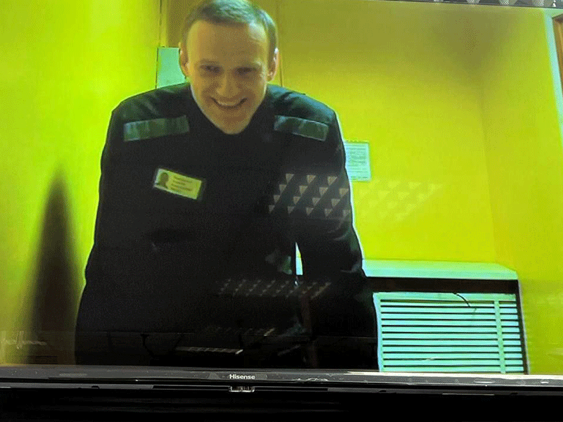 Летом Мосгорсуд на выездном заседании в исправительной колонии № 6 во Владимирской области приговорил оппозиционера Алексея Навального к 19 годам лишения свободы в колонии особого режима. Такое наказание почти в два раза превышает срок, который он отбывает по делу о мошенничестве и оскорблении суда. На этот раз суд признал политика виновным сразу по шести статьям УК: от призывов к экстремизму до вовлечения несовершеннолетних в опасные действия и реабилитации нацизма. Фото: t.me/moscowcourts