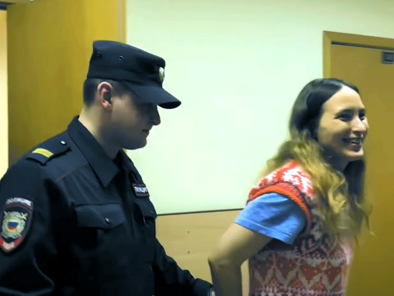 Судья Василеостровского райсуда СПб Оксана Демяшева признала художницу Сашу Скочиленко виновной по ст. 207.3 УК (распространение заведомо ложной информации об вооруженных силах). Ее приговорили к семи годам лишения свободы в колонии общего режима. Обвиняемая разместила в магазине пять ценников с информацией о действиях российской армии на Украине. По мнению гособвинения, сведения на листовках противоречили позиции Минобороны. Фото: youtube.com