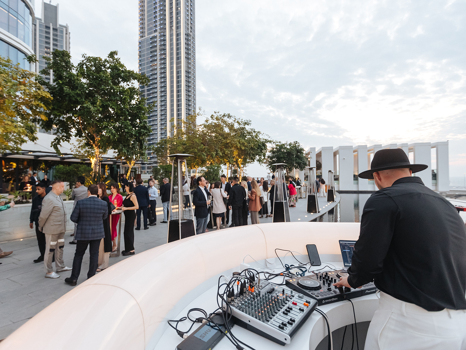 На открытой террасе гостей ждала приятная атмосфера и музыка.