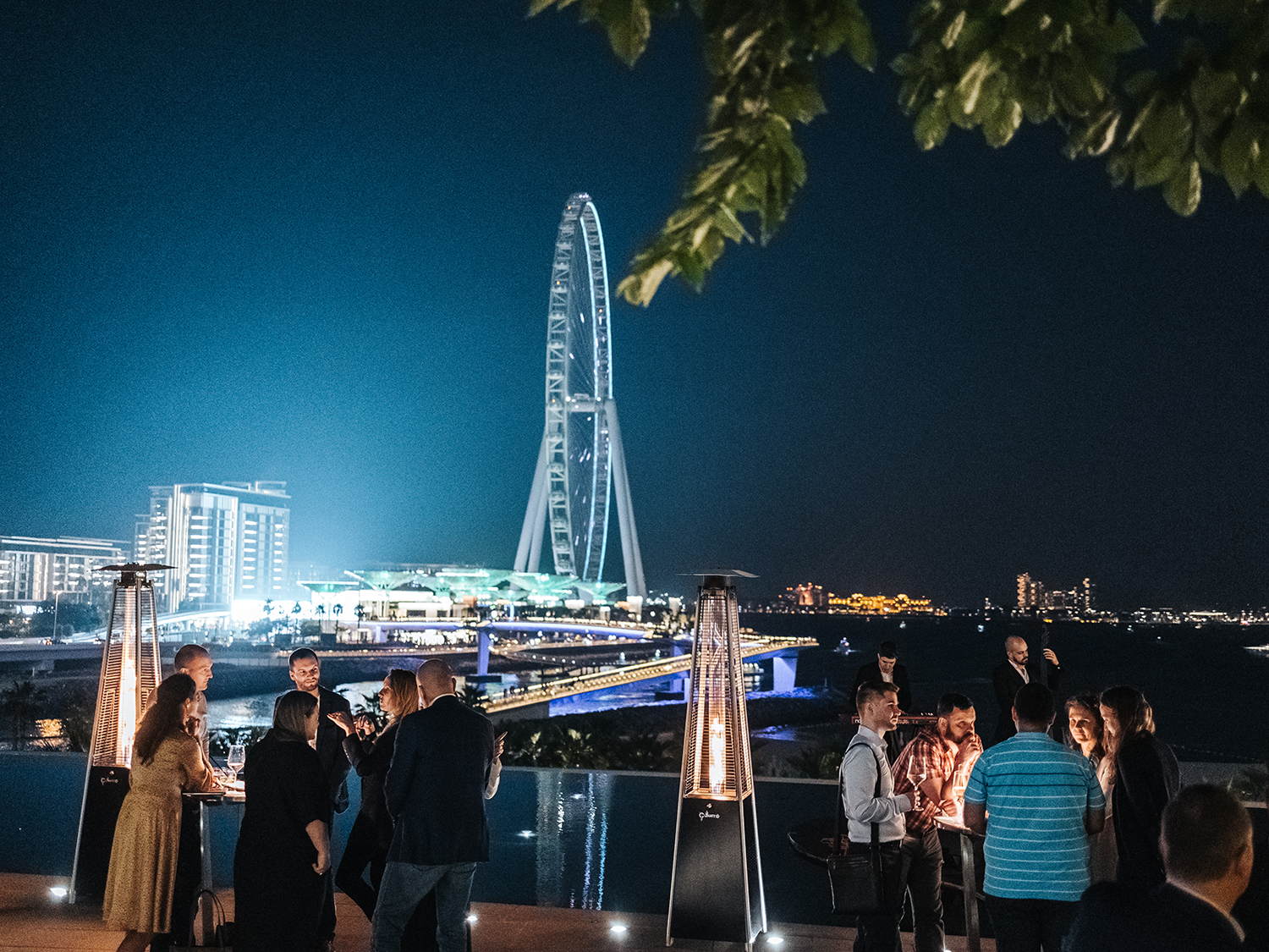 Весь вечер гости продолжали общаться, наслаждаясь едой, напитками, видом на залив и самое большое колесо обозрения в мире Ain Dubai (Глаз Дубая).