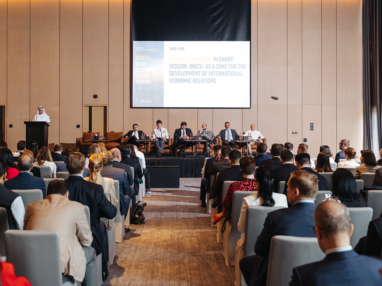 На пленарной сессии участники крупных компаний обсудили направления международного развития, его механизмы и потребности бизнеса. В центре внимания были такие инвестиционные отрасли, как энергетика, металлургия, сельское хозяйство, IT, медиа и финансы.