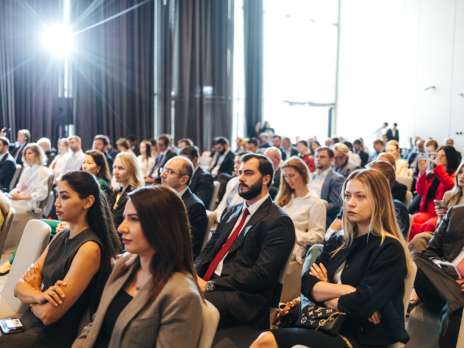 Гости слушали выступления спикеров из Бразилии, ОАЭ, России, Турции и Швейцарии.