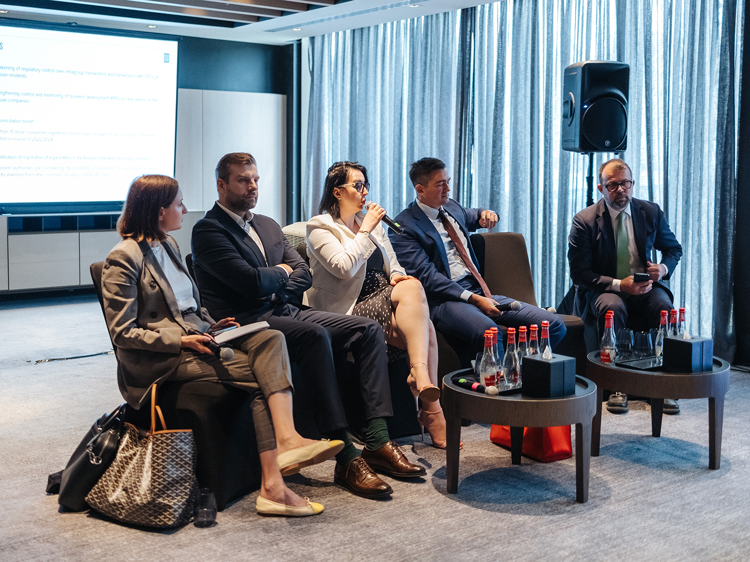 Параллельно эксперты юридической фирмы «Рыбалкин, Горцунян, Дякин и Партнеры» рассказывали о редомициляции и других механизмах структурирования активов. Инвесторы услышали несколько советов о том, как действовать в текущих политико-экономических условиях.