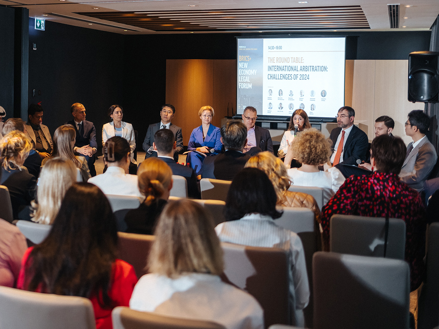 Не обошлось и без международных арбитражных институтов. В кулуарах за круглым столом юристы поделились опытом работы с нейтральными институтами Сингапура, Гонконга и Дубая.