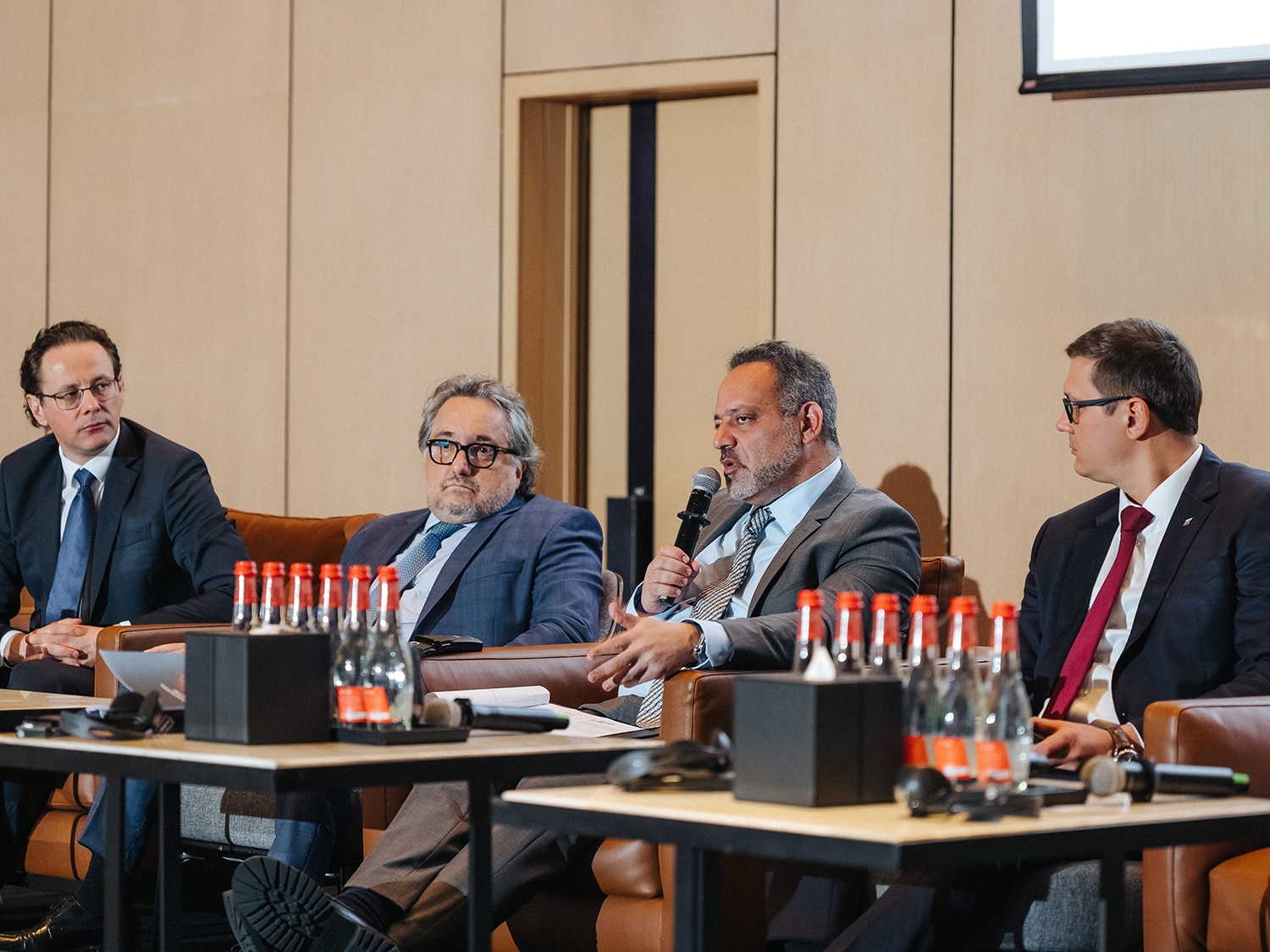 После небольшого перерыва эксперты обсудили деловое партнерство БРИКС+ с акцентом на Бразилию. Участники рассуждали, может ли она стать связующим звеном между мировой экономикой и глобальной торговлей.