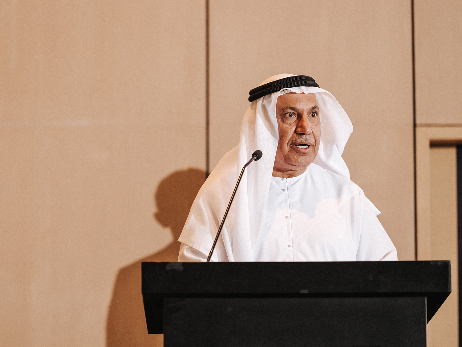 Собравшихся на форуме поприветствовал Dr. Abdulrahim Yousif Alawadhi, expert in legal matters on the GCC, PHD, former minister of justice of the UAE, former ambassador of the UAE in Poland.