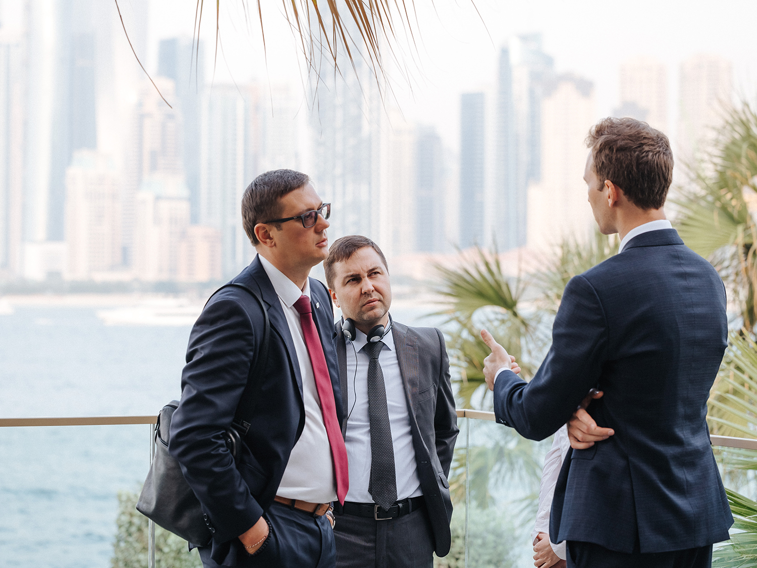 А кто-то наслаждался беседами и видом на пролив.