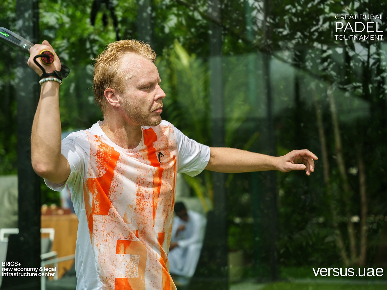 Чтобы одержать победу, игрокам предстояло изрядно попотеть. Поле в падел-теннисе меньше обычного, и, чтобы не упустить мяч, нужно быстро двигаться.