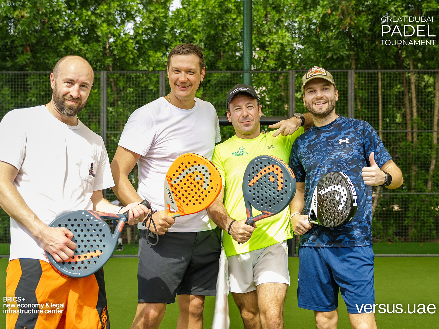 В отличие от обычного тенниса в падел играют пара на пару на специальном корте с ограждениями со всех сторон.
