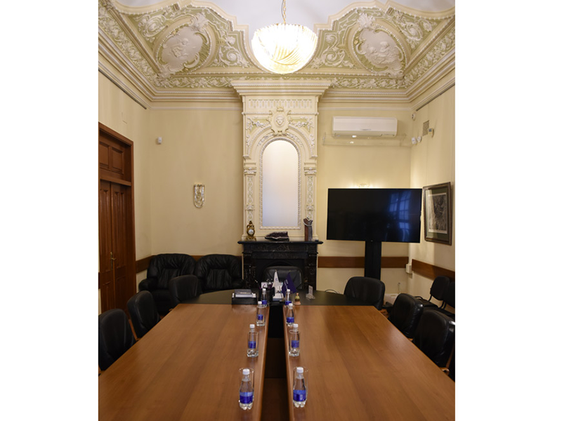 В каминном зале Дома трех композиторов – главного офиса 