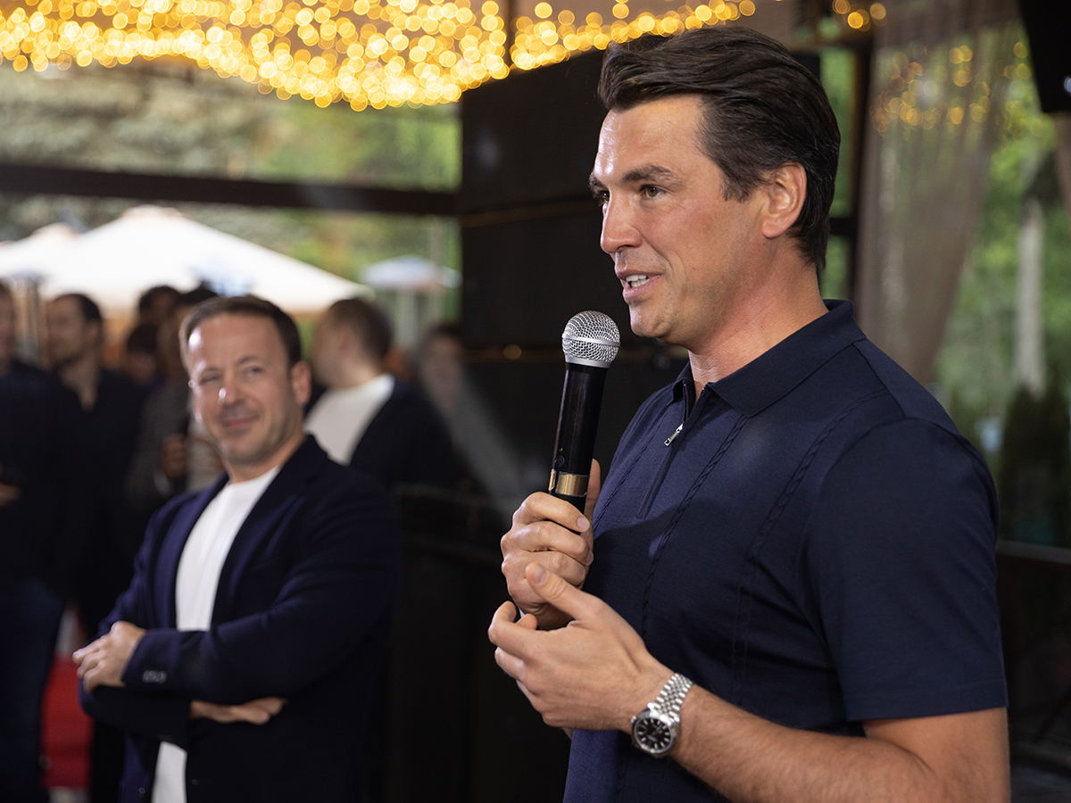 Когда гости прибыли, вечер открыли организаторы форума — главный редактор Право.ru Борис Болтянский и управляющий партнер АНП ЗЕНИТ Вадим Кузовков. Он отметил, что в этом году Kazan Legal Week перешел на новый уровень, и понадеялся, что так и будет дальше: «Ведь тот, кто хорошо работает, должен хорошо и отдыхать».