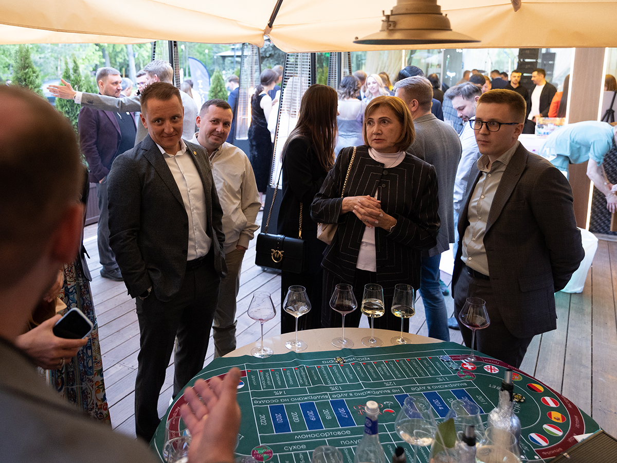 Попробовать свои силы можно было и в винном квизе.