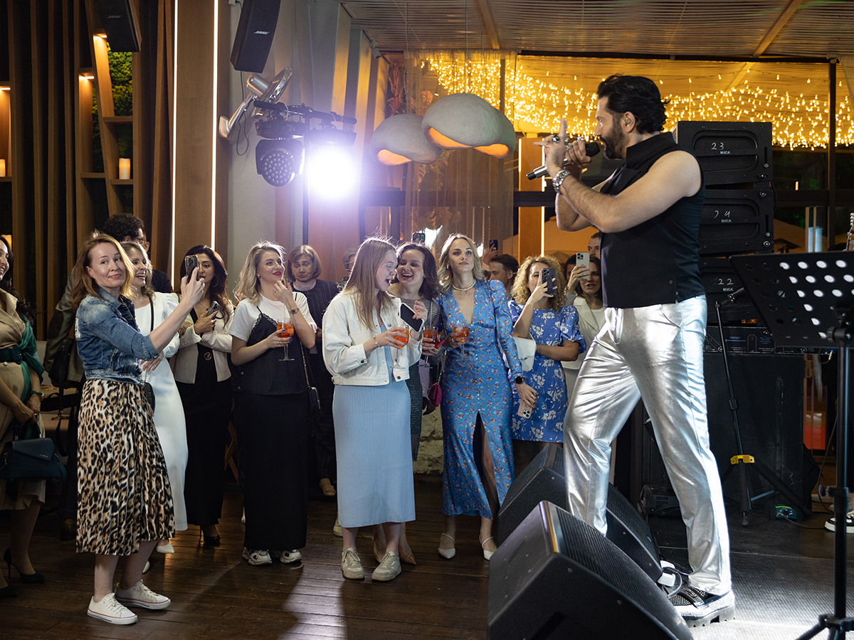 Артиста встретили громкими аплодисментами и широкими улыбками. С первых секунд прекрасная половина принялась танцевать под любимые треки.