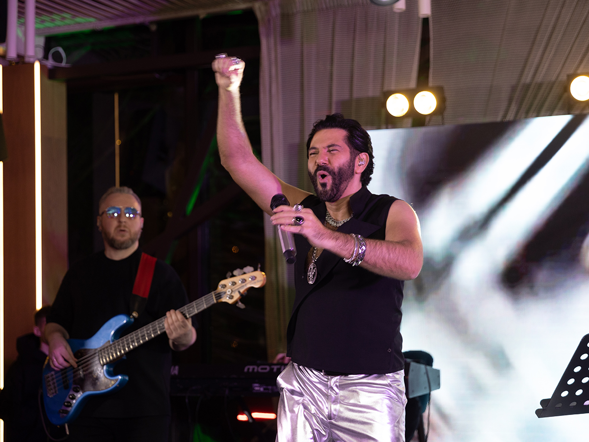 Певец исполнил свои самые знаменитые хиты, в том числе «Знаю», «Раз, и ты в белом плате», «Далеко-далеко»  и «Просто любить тебя». 