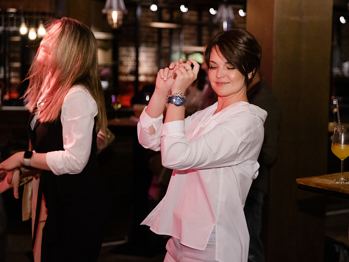 Не обошлось без танцев, которые стали отличным способом сбросить усталость после насыщенной восьмичасовой конференции!