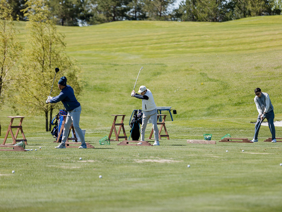 Турнир проходил на невероятно живописном курорте «Свияжские холмы», расположенном рядом с реками Волга и Свияга.