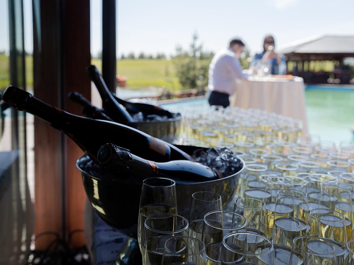 Прибывших позже гостей на террасе ждало прохладное игристое...