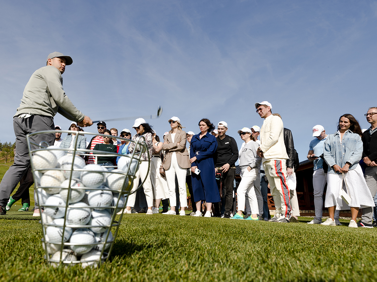 Гости постигали азы, изучая стратегию игры на поле и основы и техники удара.