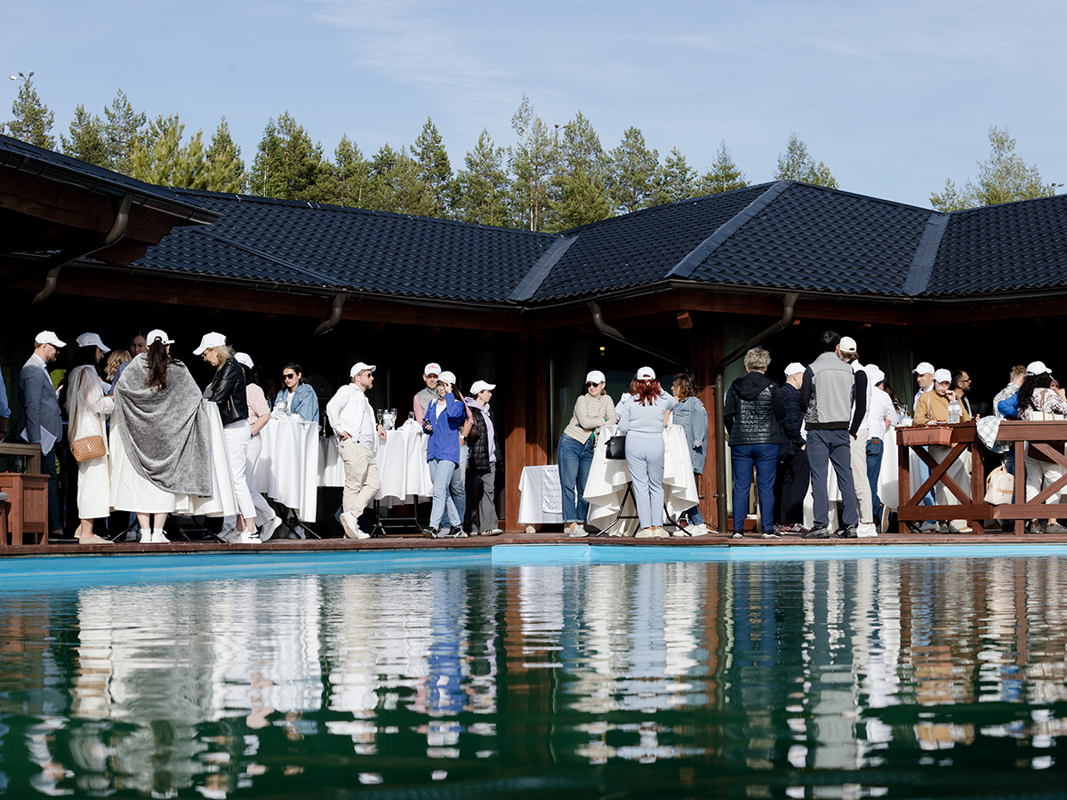 После все собрались на террасе рядом с бассейном, чтобы пообщаться и поделиться новыми эмоциями.