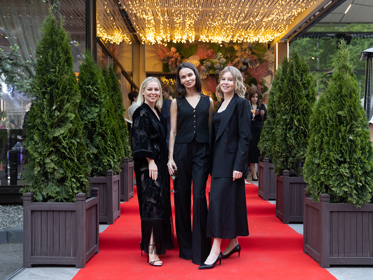 В первый день гости встретились на красной дорожке, чтобы пройти на приветственный ужин. Второй год ресторан Leto в парке имени Горького в Казани предлагает участникам отдохнуть на террасе с бокалом просекко, наслаждаясь экзотической кухней. 