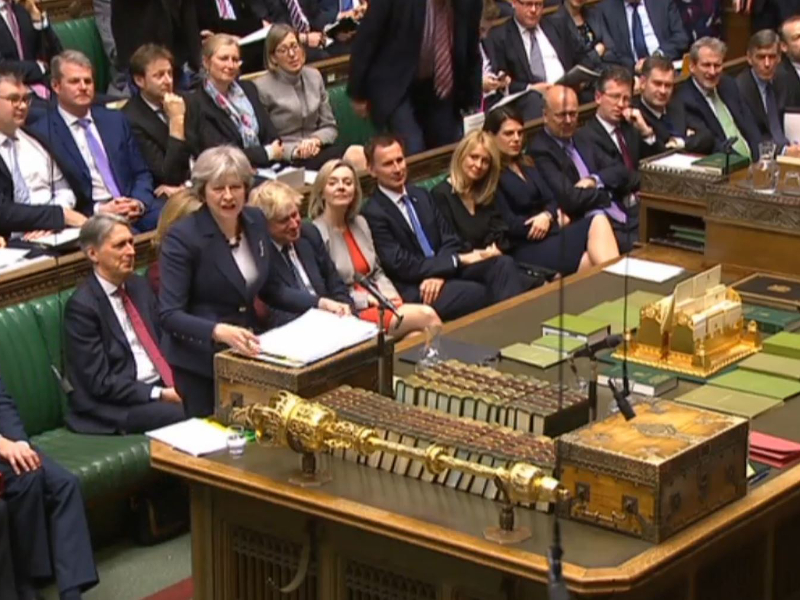 Премьер-министр Великобритании Тереза Мэй заявила, что никто кроме России не мог отравить Скрипаля, ведь делают такой яд только здесь. Она дала РФ сутки для объяснений. Их не последовало, и Великобритания приняла решение выслать 23 членов российской дипмиссии из страны. "Нет никаких сомнений, что российское правительство виновно в покушении на господина Скрипаля", - сказала она. Фото: PA ImagesTASS