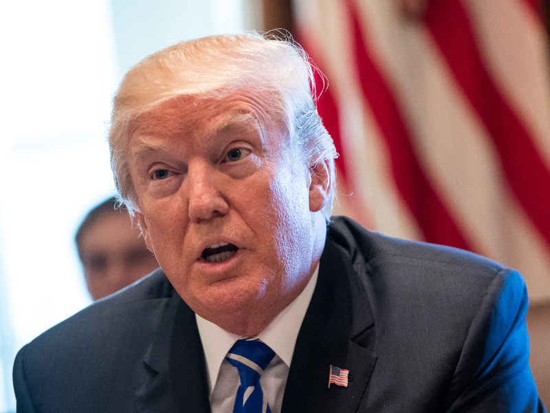 Реакции от Америки не пришлось долго ждать. "Мне кажется, что это была Россия", - сказал президент США Дональд Трамп. Он согласился, что против РФ достаточно доказательств, поэтому отравление Скрипаля российскими властями глава Америки будет "воспринимать не иначе, как факт". Он заявил о готовности "осудить Россию", как только станут известны подробности отравления. Фото: ZumaTASS