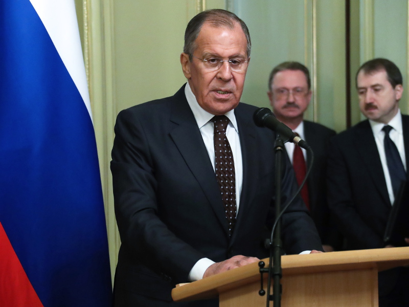 Представитель РФ при ООН Небензя сказал совбезу ООН, что раз Лондон смог распознать яд, значит у них есть его формула и они сами могли его создать. Никто на это не отреагировал. Глава российского МИД Лавров считает новой антироссийской акцией и игрой на русофобском поле. А пресс-секретарь МИДа Захарова считает, что Англии самой есть, что скрывать. В Кремле от комментариев отказываются. Фото: Антон Новодережкин/ТАСС