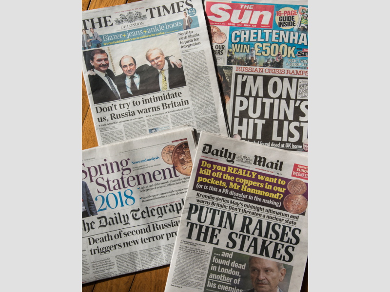 Британская пресса давала свои версии произошедшего. По одной из них, мишенью отравителей была и дочь Скрипаля. Журналисты даже отследили, когда Юлия прилетела в Англию и выяснили, что российская команда, которая должна была убить ее отца, вылетела из Москвы через день после нее. 