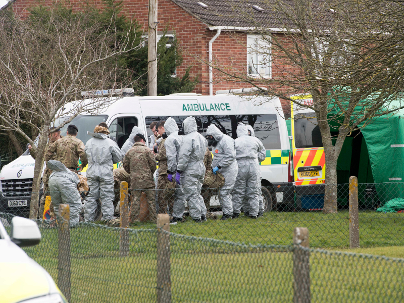 4 марта 2017 года Скрипаля и его дочь Юлию нашли без сознания у ТЦ в Солсбери. Их отвезли в больницу. Диагноз - тяжелое отравление ядом. Вещество, которым попытались убить, называется "Новичок", его создали советские ученые в 1960-е годы. От него у человека появляется шум в ушах, сыпь, галлюцинации, затем потеря сознания. Выздороветь после воздействия невозможно. Фото: BarcroftMedia/TASS