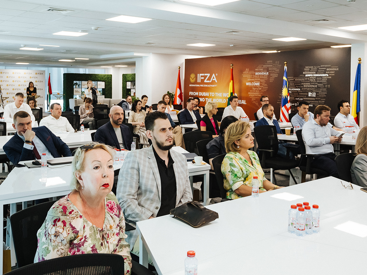 Гости узнали, как работает и чем привлекает одна из самых выгодных для бизнеса фризон в ОАЭ. Не исключено, что спустя год кто-то из них применил знания на практике и открыл в IFZA фирму.
