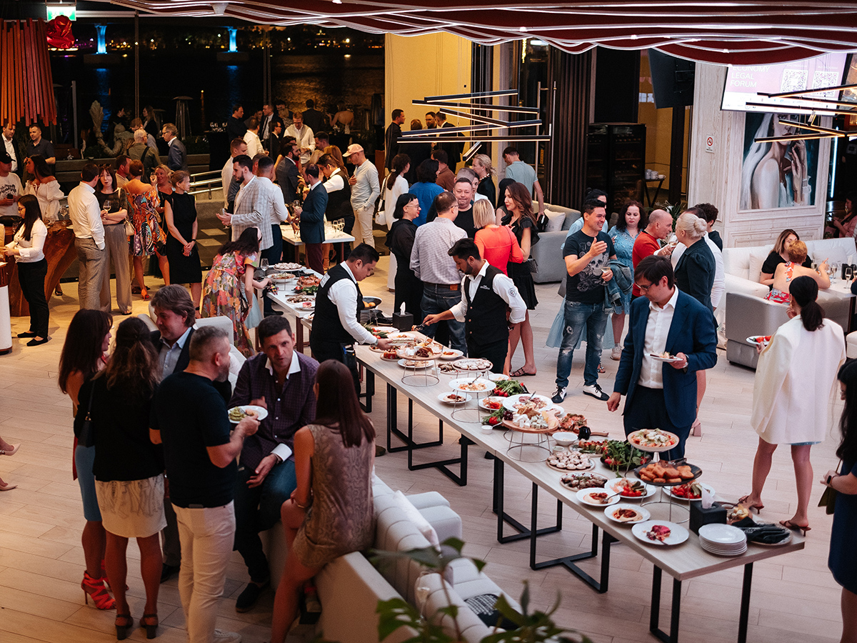 В непринужденной обстановке участники общались, наслаждались едой и заводили новые и полезные знакомства. 